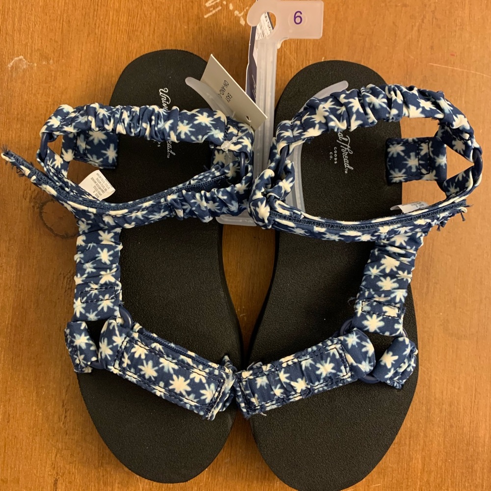 Nwt universal threads slip on sandals